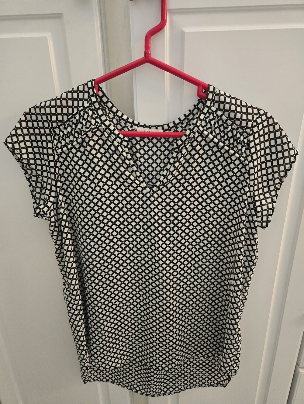 Pleione Black & White Geometric V-Neck Women's Top Size Small